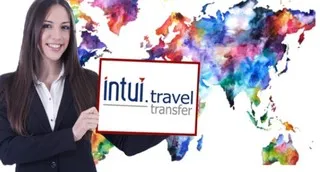 Chica-bienvenida-Intui-viaje-traslado